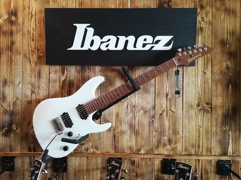 Ibanez AZ2402-PWF Prestige + Case